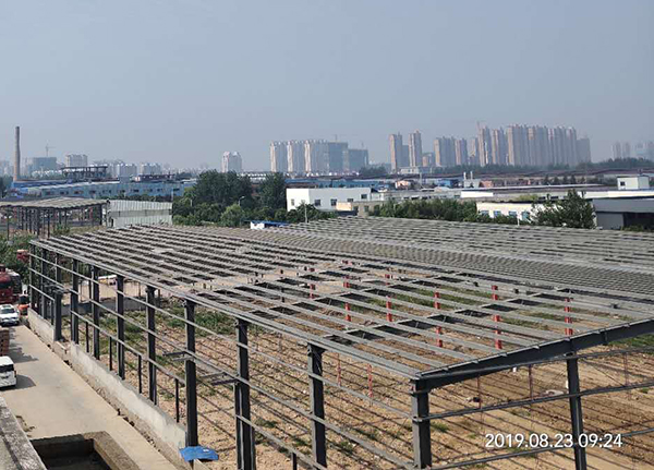 江蘇信年華工貿(mào)有限公司1#、2#廠房工程   門式鋼架施工階段.jpg